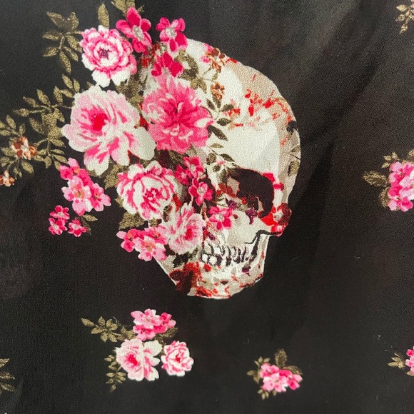 Torrid Black Pink Skulls Floral Chiffon 3/4 Raglan Sleeve Top Size 2 ( 2x ) - Picture 2 of 3